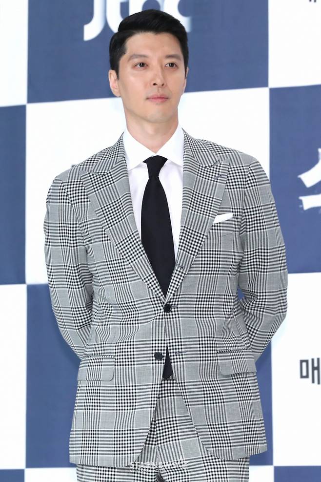 배우 이동건이 24일 오후 서울 영등포구 아모리스홀에서 열린 JTBC 드라마 '스케치' 제작발표회에서 포즈를 취하고 있다. /사진=이기범 기자 leekb@