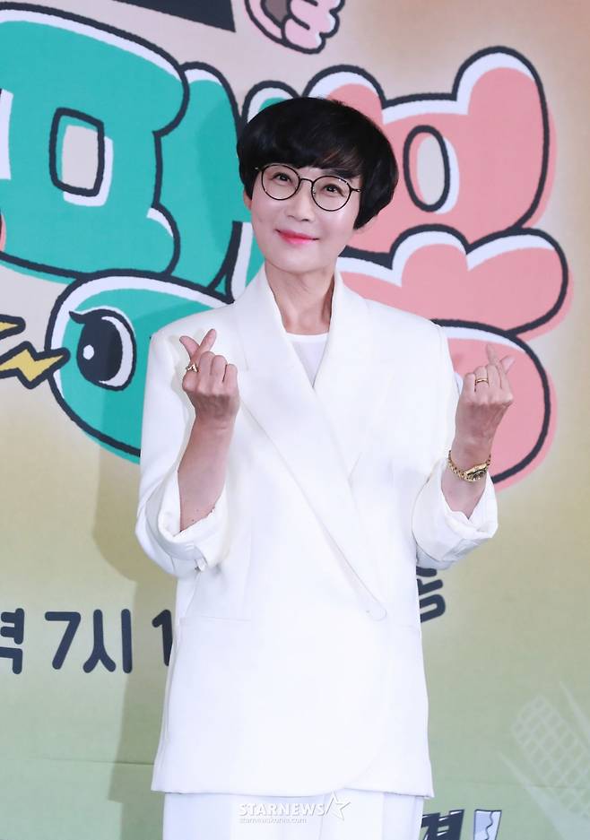 코미디언 팽현숙이 17일 오후 서울 마포구 상암동 스탠포드호텔에서 진행된 JTBC 예능 '대결! 팽봉팽봉' 제작발표회에 참석해 포즈를 취하고 있다.  N번 망해본 ‘단짠 인생’ 이봉원과 팽현숙이 펼치는 양보 없는 식당 전쟁 '대결! 팽봉팽봉'은 오는 19일 첫 방송된다. /2025.04.17 /사진=이동훈 photoguy@