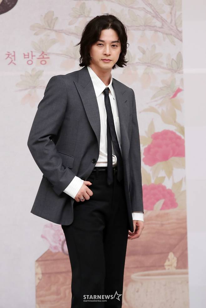 배우 김지훈이 17일 오후 서울 양천구 목동 SBS 사옥에서 진행된 SBS 새 금토드라마 ‘귀궁’ 제작발표회에서 포즈를 취하고 있다. /2025.04.17 /사진=김휘선 hwijpg@