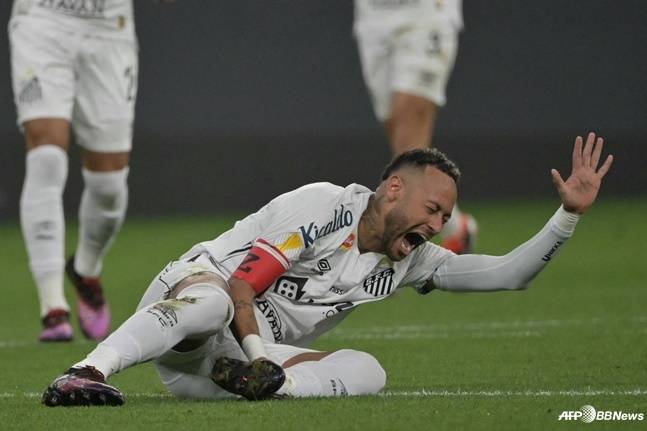 네이마르가 그라운드에 쓰러져 고통스러워하고 있다. /AFPBBNews=뉴스1