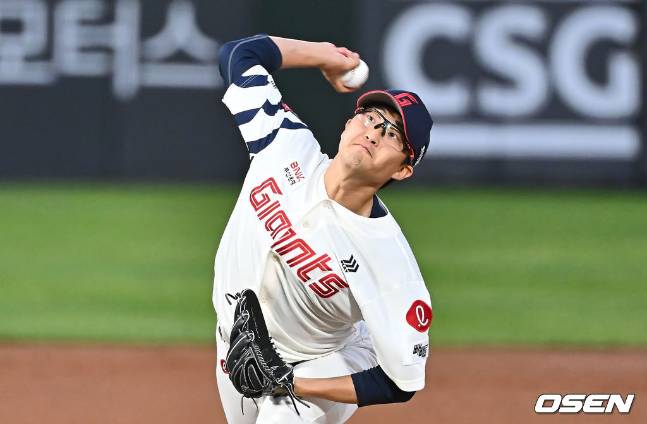 롯데 박세웅이 17일 키움전 역투하고 있다.