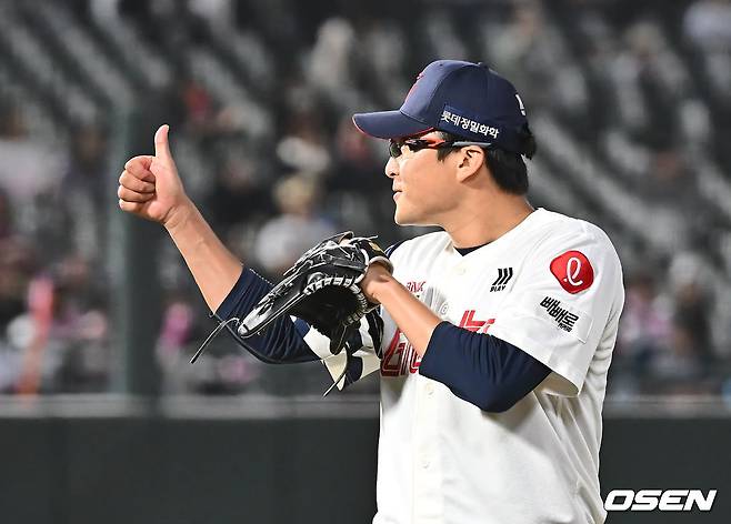 야수진에 엄지를 치켜세우고 있는 박세웅.