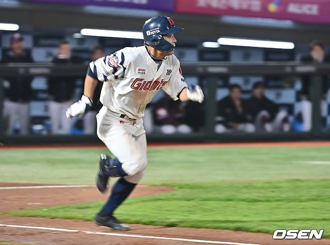 안타를 날리는 황성빈.
