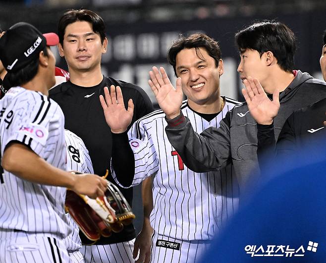 왼쪽부터 LG 트윈스 홍창기, 박동원, 임찬규.&nbsp;​16일 서울 잠실야구장에서 열린 삼성 라이온즈와의 경기에서 승리 후 선수들과 하이파이브하고 있다. 엑스포츠뉴스 잠실, 김한준 기자
