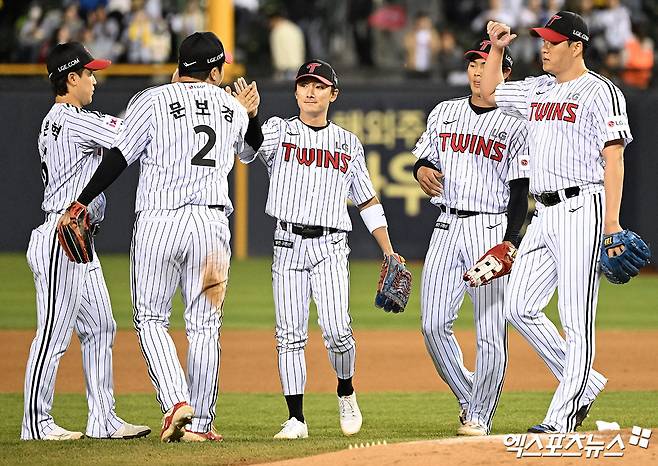 LG 트윈스 선수들이 16일 서울 잠실야구장에서 열린 삼성 라이온즈와의 경기에서 승리한 뒤 세리머니하고 있다. 엑스포츠뉴스 잠실, 김한준 기자