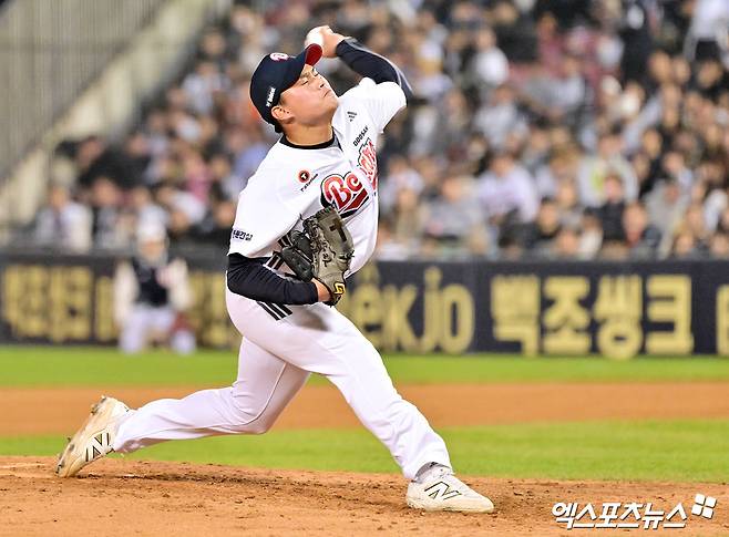 10일 오후 서울 송파구 잠실야구장에서 열린 '2025 신한 SOL Bank KBO리그' 한화 이글스와 두산 베어스의 경기, 7회초 두산 김호준이 공을 힘차게 던지고 있다. 엑스포츠뉴스 DB