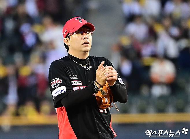 4일 오후 서울 송파구 잠실야구장에서 열린 '2025 신한 SOL Bank KBO리그' KIA 타이거즈와 LG 트윈스의 경기, 1회말 2사 1루 KIA 선발투수 양현종이 LG 문보경에게 실점을 허용한 뒤 아쉬워하고 있다. 엑스포츠뉴스 DB