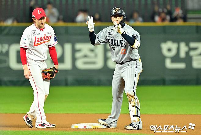 17일 오후 인천SSG랜더스필드에서 열린 '2025 신한 SOL Bank KBO리그' 한화 이글스와 SSG 랜더스의 경기, 4회초 2사 3루 한화 채은성이 1타점 2루타를 날린 후 타임을 요청하고 있다. 인천, 김한준 기자