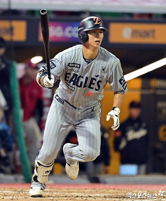 17일 오후 인천SSG랜더스필드에서 열린 '2025 신한 SOL Bank KBO리그' 한화 이글스와 SSG 랜더스의 경기, 5회초 2사 1루 한화 최인호가 2루타를 날리고 있다. 인천, 김한준 기자