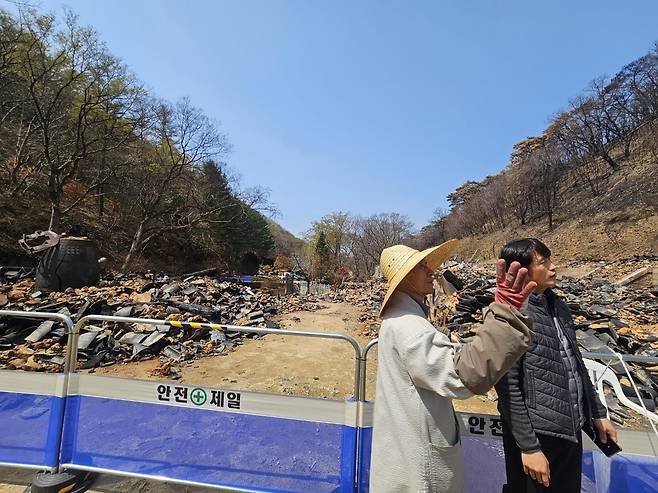산불 상황 설명하는 등운스님 (의성=연합뉴스) 김선형 기자 = 지난 16일 오전 경북 의성군 단촌면 고운사에서 주지 등운 스님이 산림청 관계자에게 지난달 경북 산불이 확산한 상황을 설명하고 있다. 2025.4.16 sunhyung@yna.co.kr
