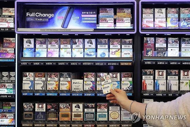 담뱃갑 새 건강경고 문구·그림 적용 (서울=연합뉴스) 류효림 기자 = 담뱃갑 포장에 '폐암으로 가는 길', '남을 병들게 하는 길' 등 새로운 경고 문구와 그림이 표기된다. 지난 22일 보건복지부에 따르면 올해 6월 고시 개정을 통해 최종 확정된 제5기 담뱃갑 건강경고 그림·문구가 유예 기간을 거쳐 23일부터 새롭게 적용된다. 사진은 이날 서울 시내 편의점의 담배 판매대 모습. 2024.12.23 ryousanta@yna.co.kr