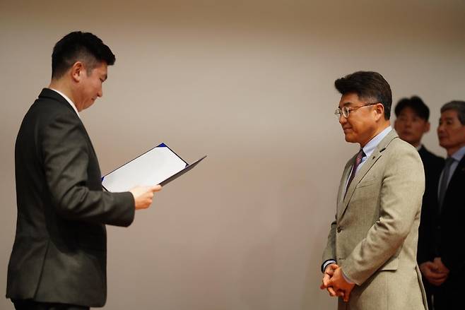 마케팅 어드바이저로 위촉된 김도균 경희대 교수(오른쪽) [촬영 이동칠]