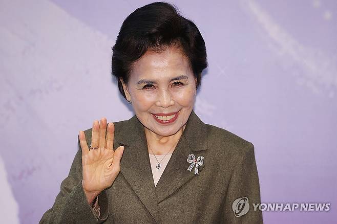 이미자, 우아한 미소 (서울=연합뉴스) 진연수 기자 = 가수 이미자가 5일 오후 서울 마포구 스탠포드 호텔에서 열린 전통가요 헌정 공연 '맥을 이음' 기자간담회에서 포즈를 취하고 있다. 2025.3.5 jin90@yna.co.kr