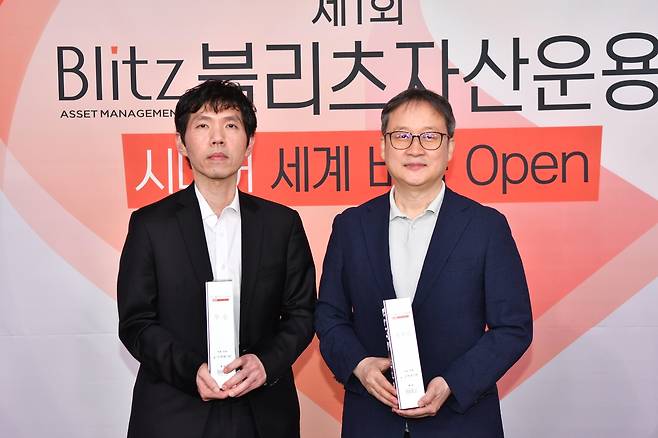 우승을 차지한 이창호(왼쪽) 9단과 유창혁 9단 [한국기원 제공. 재판매 및 DB 금지]