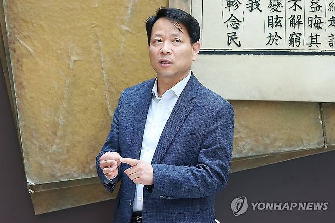 인터뷰하는 김충배 허준박물관장 (서울=연합뉴스) 진연수 기자 = 김충배 허준박물관장이 서울 강서구 허준박물관에서 연합뉴스와 인터뷰를 하고 있다. 2025.4.17 jin90@yna.co.kr