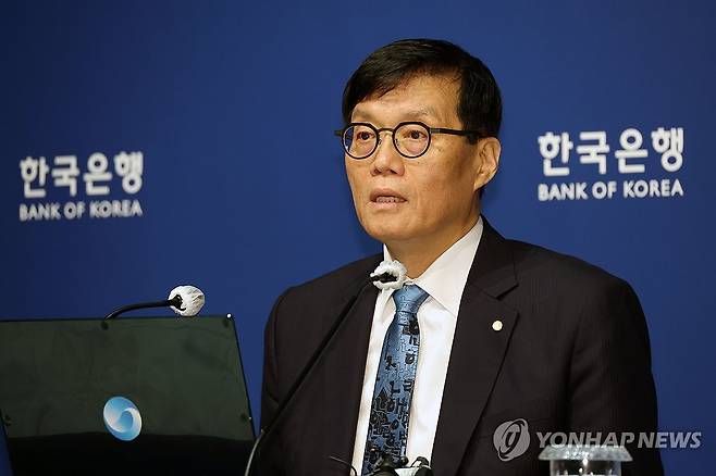 취재진 질문에 답하는 이창용 총재 (서울=연합뉴스) 이창용 한국은행 총재가 17일 서울 중구 한국은행 본관에서 열린 금융통화위원회 본회의를 마친 후 통화정책방향 기자 간담회에서 취재진의 질문에 답하고 있다. 2025.4.17 [사진공동취재단] photo@yna.co.kr