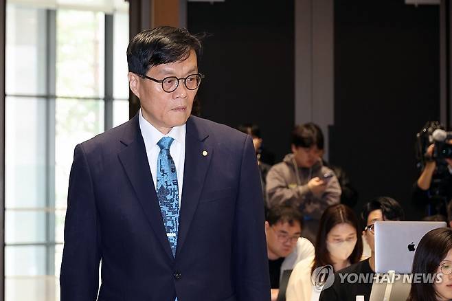통화정책방향 기자간담회 참석하는 이창용 총재 (서울=연합뉴스) 이창용 한국은행 총재가 17일 서울 중구 한국은행 본관에서 열린 금융통화위원회 본회의를 마친 후 통화정책방향 기자 간담회에 참석하고 있다. 2025.4.17 [사진공동취재단] photo@yna.co.kr
