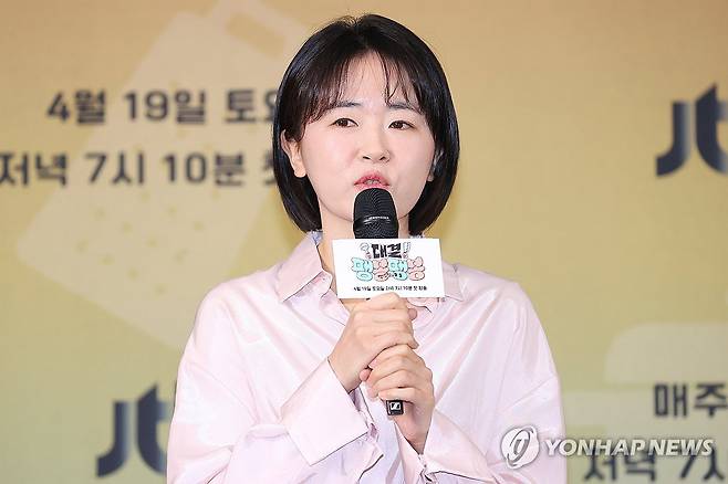 '대결! 팽봉팽봉' 연출한 이진주 PD (서울=연합뉴스) 진연수 기자 = 이진주 PD가 17일 오후 서울 마포구 스탠포드 호텔에서 열린 JTBC 새 예능프로그램 '대결! 팽봉팽봉' 제작발표회에서 인사말을 하고 있다. 2025.4.17 jin90@yna.co.kr