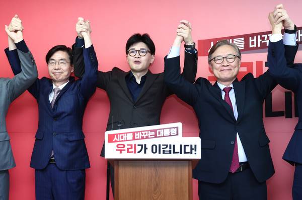 국민의힘 한동훈 대선 경선 후보가 18일 서울 여의도 선거캠프에서 최재형(오른쪽), 조경태 공동선대위원장과 손을 맞잡고 기념촬영을 하고 있다. 2025.4.18 /연합뉴스