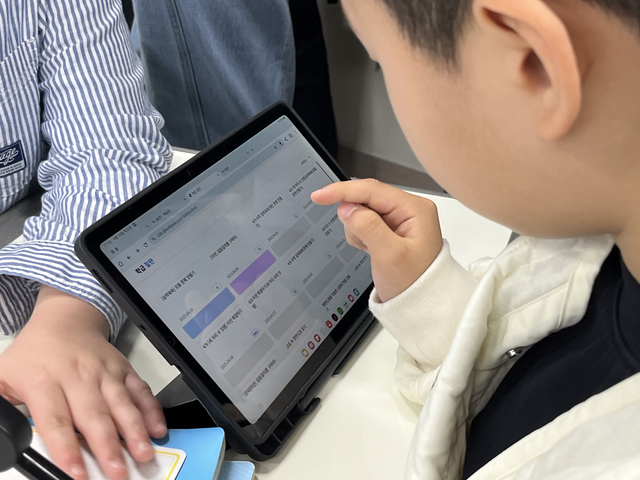 올해부터 초등학교 3·4학년과 중·고등학교 1학년을 대상으로 정식 도입된 AI 디지털교과서 도입이 약 한달이 지난 가운데, 학교 현장에선 이전과는 다른 수업 환경이 펼쳐지고 있었다. 최수현 기자