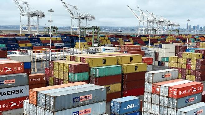 2022년 미국 캘리포니아주 오클랜드의 오클랜드 항구에서 컨테이너를 선적하는 조감도.(사진=게티이미지)