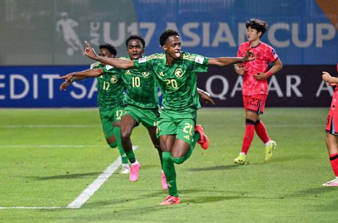 사우디의 아부바커 사이드가 경기 종료 직전 페널티킥으로 동점골을 터뜨린 뒤 기뻐하고 있다. 사진=AFC