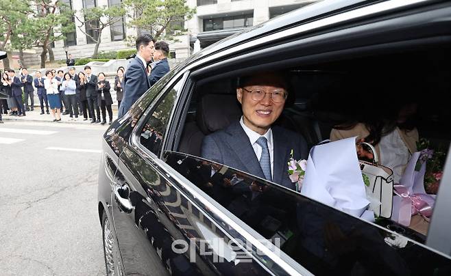 문형배 헌법재판소장 권한대행이 18일 서울 종로구 헌법재판소에서 퇴임행사를 마친 뒤 이동하고 있다. (사진=이데일리 이영훈 기자)