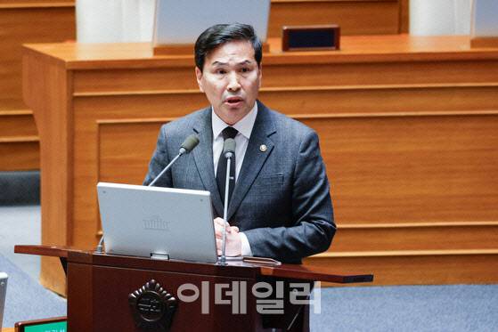 김선호 국방부 장관 직무대행이 지난 14일 오후 서울 여의도 국회 본회의장에 출석해 의원들의 질문에 답하고 있다[뉴스1 제공]