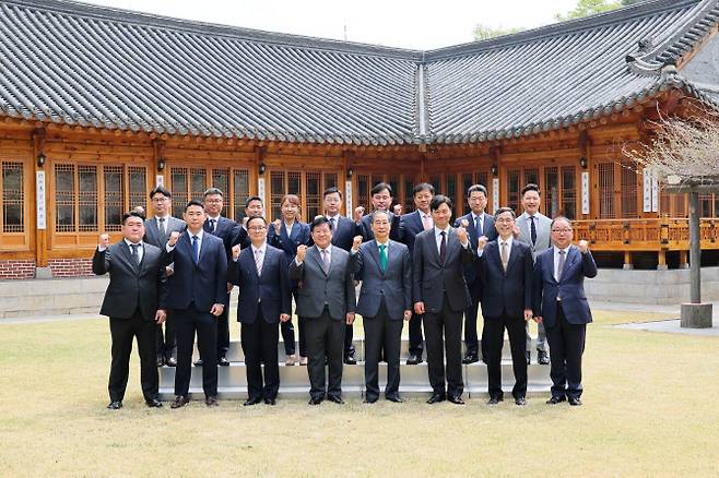 한덕수 대통령 권한대행 국무총리(앞줄 오른쪽 네번째)는 18일 서울 종로구 삼청동 총리 공관에서 이호영 경찰청장 직무대행, 박현수 서울경찰청장 직무대리, 현장 경찰관 등을 불러 오찬 자리를 했다. 한 총리는 이 자리에서 “국가적으로 매우 민감하고 중요한 상황에서 경찰관들이 완벽하게 임무를 수행해 주었다”며 감사 인사를 전했다.(사진=총리실 제공)