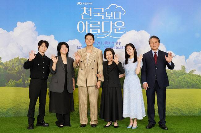 왼쪽부터 류덕환, 이정은, 손석구, 김혜자, 한지민, 천호진(사진=JTBC)