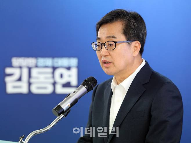 김동연 더불어민주당 대선 경선 후보가 18일 오후 서울 영등포구 여의도 선거 캠프에서 열린 ‘백팩 메고 TMI’ 기자간담회에서 공약 발표를 하고 있다.(사진=뉴스1)