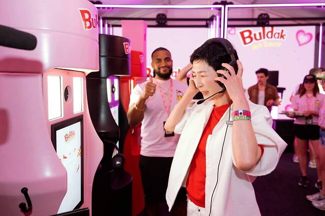 김정수 부회장이 불닭소스 부스에서 체험하고 있는 모습(삼양라운드스퀘어 제공)