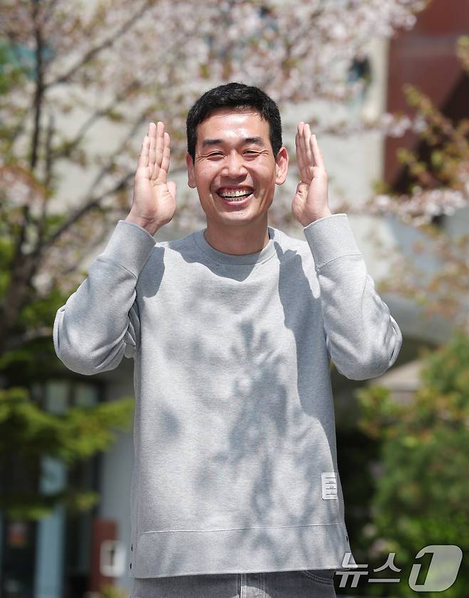 정관장 고희진 감독이 16일 경기 성남시의 한 카페에서 열린 뉴스1과의 인터뷰에 앞서 포즈를 취하고 있다. 2025.4.16/뉴스1 ⓒ News1 김영운 기자