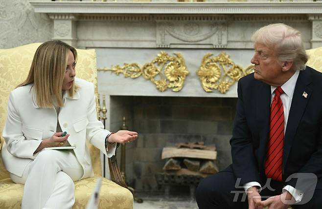 도널드 트럼프 미국 대통령이 17일(현지시간) 워싱턴 백악관에서 조르자 멜로니 이탈리아 총리와 회담을 하고 있다. 2025.04.18 ⓒ AFP=뉴스1 ⓒ News1 우동명 기자