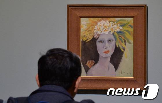 위작(僞作)논란이 있던 故 천경자 화백의 ‘미인도’가 경기도 과천 국립현대미술관에서 언론에 공개됐다. 2017.4.18/뉴스1 ⓒ News1 김명섭 기자