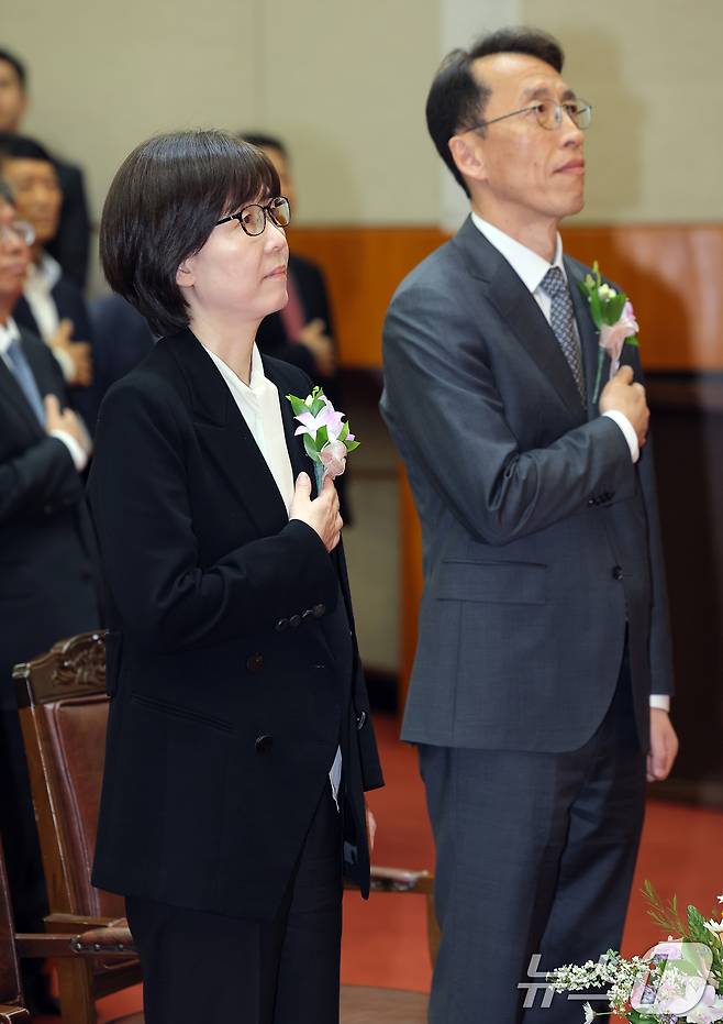 이미선 헌법재판관이 18일 오전 서울 종로구 재동 헌법재판소 대강당에서 열린 문형배·이미선 헌법재판관 퇴임식에서 국민의례를 하고 있다. 2025.4.18/뉴스1 ⓒ News1 박정호 기자