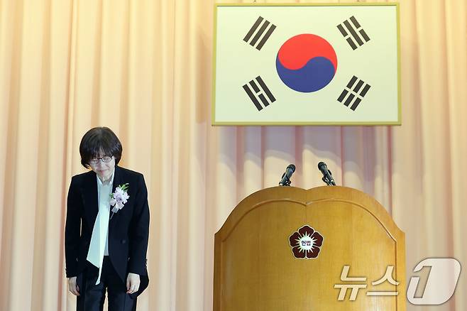 이미선 헌법재판관이 18일 오전 서울 종로구 재동 헌법재판소 대강당에서 열린 문형배·이미선 헌법재판관 퇴임식에서 퇴임사를 위해 무대에 올라 인사하고 있다. 2025.4.18/뉴스1 ⓒ News1 박정호 기자
