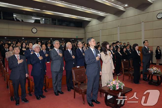 문형배 헌법재판소장 권한대행과 이미선 헌법재판관이 18일 오전 서울 종로구 재동 헌법재판소 대강당에서 열린 문형배·이미선 헌법재판관 퇴임식에서 국민의례를 하고 있다. 2025.4.18/뉴스1 ⓒ News1 박정호 기자