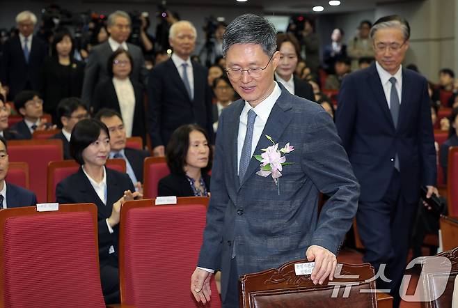 문형배 헌법재판소장 권한대행이 18일 오전 서울 종로구 재동 헌법재판소 대강당에서 열린 문형배·이미선 헌법재판관 퇴임식에 참석하고 있다. 2025.4.18/뉴스1 ⓒ News1 박정호 기자