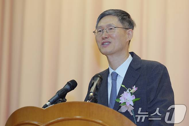 문형배 헌법재판소장 권한대행이 18일 오전 서울 종로구 재동 헌법재판소 대강당에서 열린 문형배·이미선 헌법재판관 퇴임식에서 퇴임사를 하고 있다. 2025.4.18/뉴스1 ⓒ News1 박정호 기자