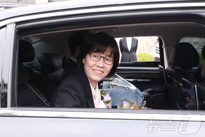 이미선 헌법재판관이 18일 서울 종로구 헌법재판소에서 퇴임행사를 마친 뒤 이동하고 있다. (공동취재) 2025.4.18/뉴스1 ⓒ News1 박정호 기자