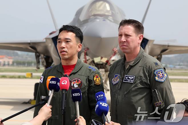 한미공군의 대규모 연합공중훈련 '프리덤 플래그(Freedom Flag)'가 열린 18일 광주 광산구 신촌동 광주공군기지에서 임원호 중령과 조나단 디츠 중령이 발언하고 있다. 2025.4.18/뉴스1 ⓒ News1 이승현 기자