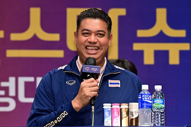 태국 올스타 대표팀의 키아티퐁 라차타끼엔가이 감독. (한국배구연맹 제공)