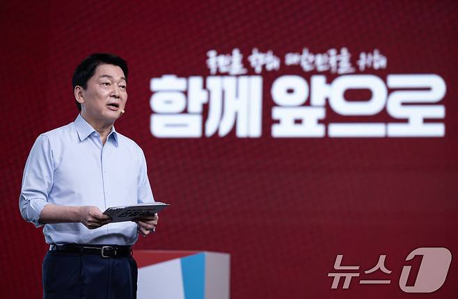 안철수 국민의힘 경선 후보가 18일 오후 서울 강서구 ASSA아트홀에서 열린 국민의힘 '제21대 대통령후보자 1차 경선 비전대회'에서 비전을 발표하고 있다. 2025.4.18/뉴스1 ⓒ News1 이재명 기자