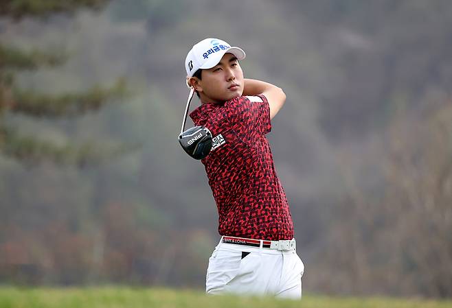 조우영이 17일 라비에벨 골프&리좉트 올드코스에서 열린 KPGA투어 DB손해보험 프로미오픈에서 티샷하고 있다. 사진 | KPGA