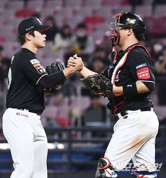16일 광주 기아 챔피언스필드에서 열린 KT-KIA전. KT가 3대0으로 승리했다. 마무리 박영현이 장성우 포수와 악수하고 있다. 광주=정재근 기자 cjg@sportschosun.com/2025.4.16/