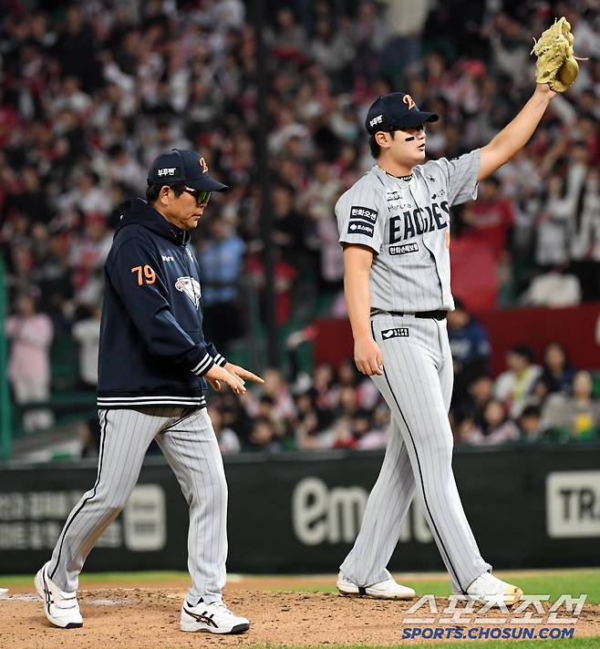 9회 2사 이후 흔들리던 김서현을 진정시킨 양상문 투수코치.