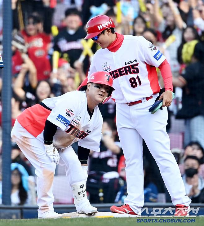 22일 광주KIA챔피언스필드에서 열린 NC와 KIA의 개막전, 8회말 1사 2,3루 KIA 김선빈이 2타점 적시타를 치고 환호하고 있다. 광주=허상욱 기자wook@sportschosun.com/2025.03.22/