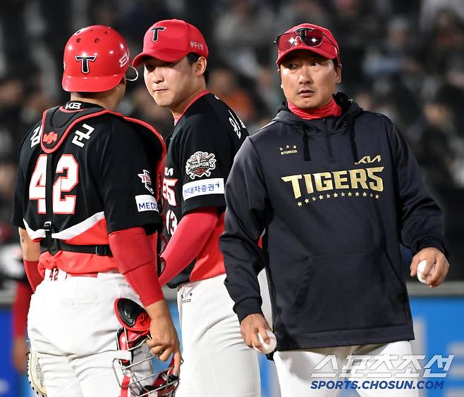 10일 부산 사직야구장에서 열린 KIA와 롯데의 경기, 2회말 KIA 윤영철이 정재훈 투수코치에 공을 건네주며 교체되고 있다. 부산=허상욱 기자wook@sportschosun.com/2025.04.10/