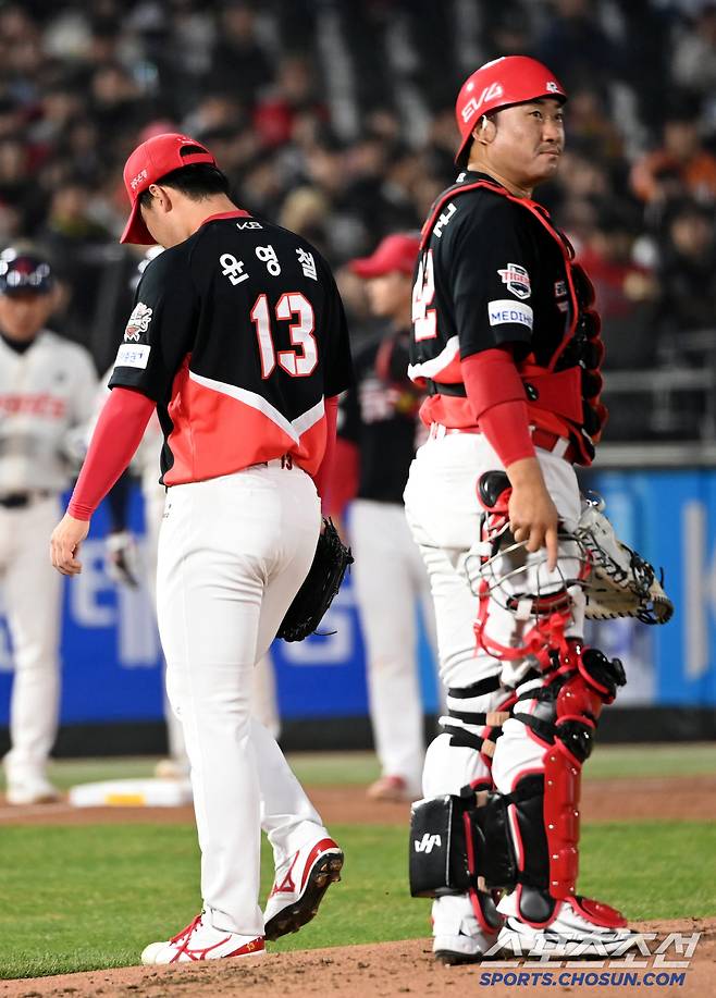 10일 부산 사직야구장에서 열린 KIA와 롯데의 경기, 2회말 KIA 윤영철이 정재훈 투수코치에 공을 건네주며 교체되고 있다. 부산=허상욱 기자wook@sportschosun.com/2025.04.10/